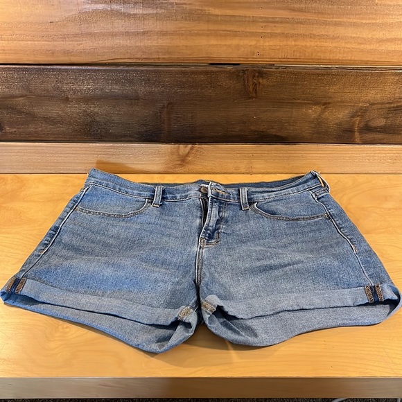 Old Navy shorts bundle. 2 denim cut offs and 1 everyday shorts sz 12 - Picture 5 of 11